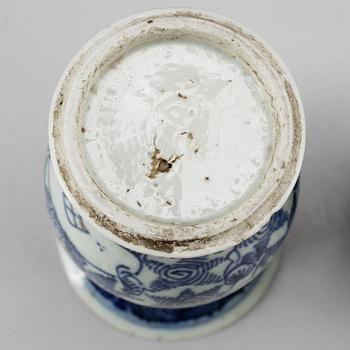 VASER, 2 st, och URNA, porslin, Kina, 1800-tal.