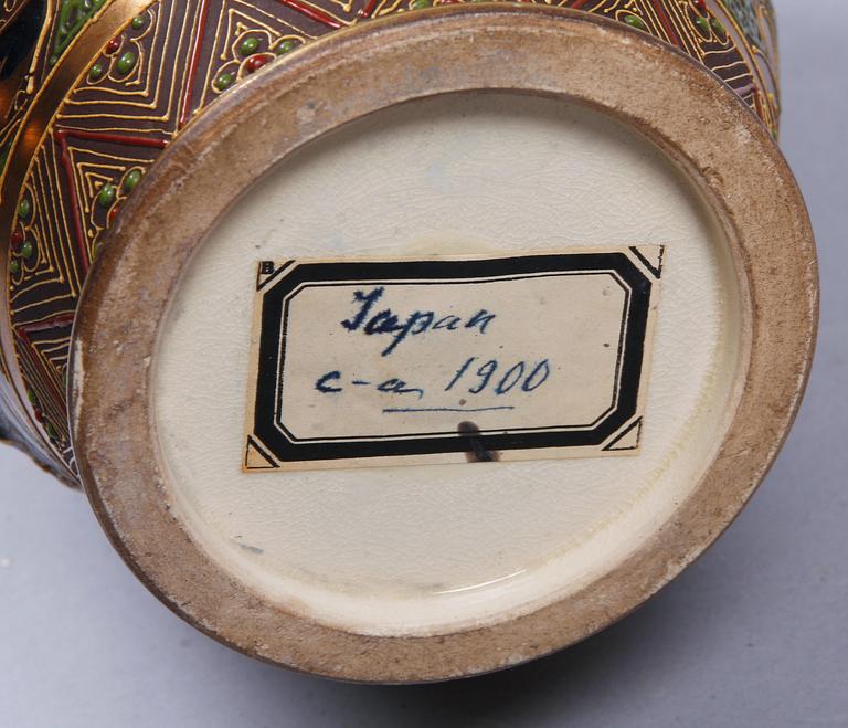 VAS, porslin, Satsuma, Japan. 1900-talets början.