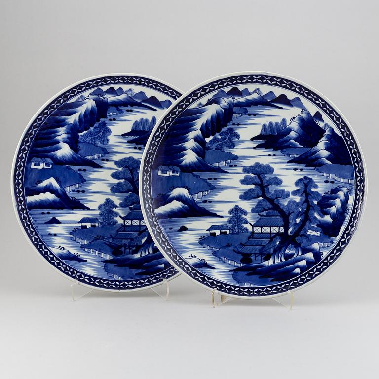 A pair of large blue and white Japanese dishes, Meiji period (1868-1912).