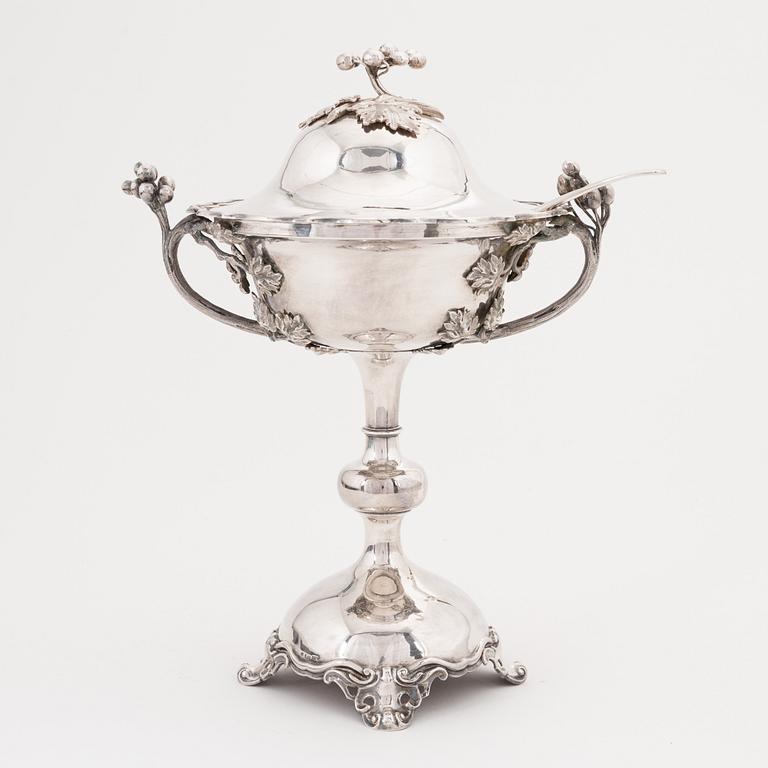 A Swedish silver sugar bowl, mark of Gustaf Möllenborg, Stockholm 1871.