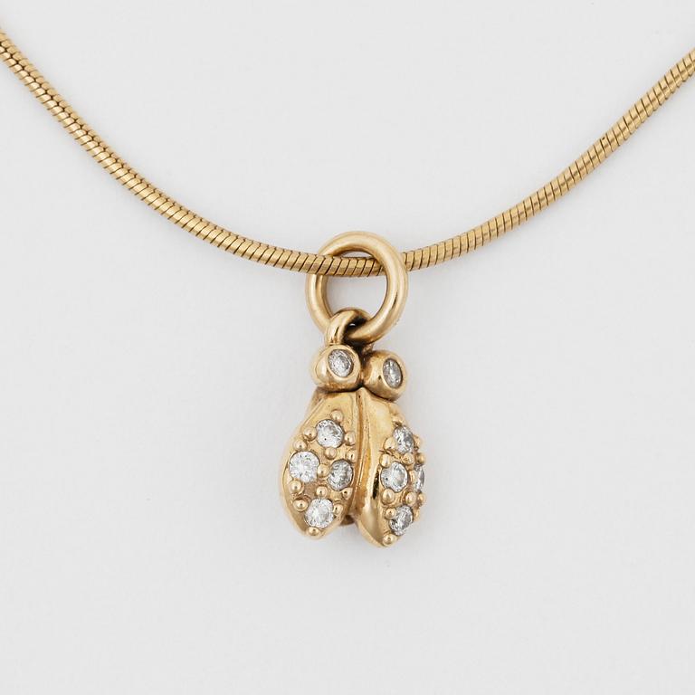 HÄNGE, Ole Lynggaard, "Biet", 18k guld med briljantslipade diamanter tot ca0,10ct.