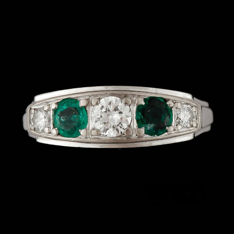 RING, 18k vitguld med briljantslipade diamanter ca0,28ct resp tot ca0,10ct och 2 smaragder. CG Hallberg, 1956. Vikt 5g.