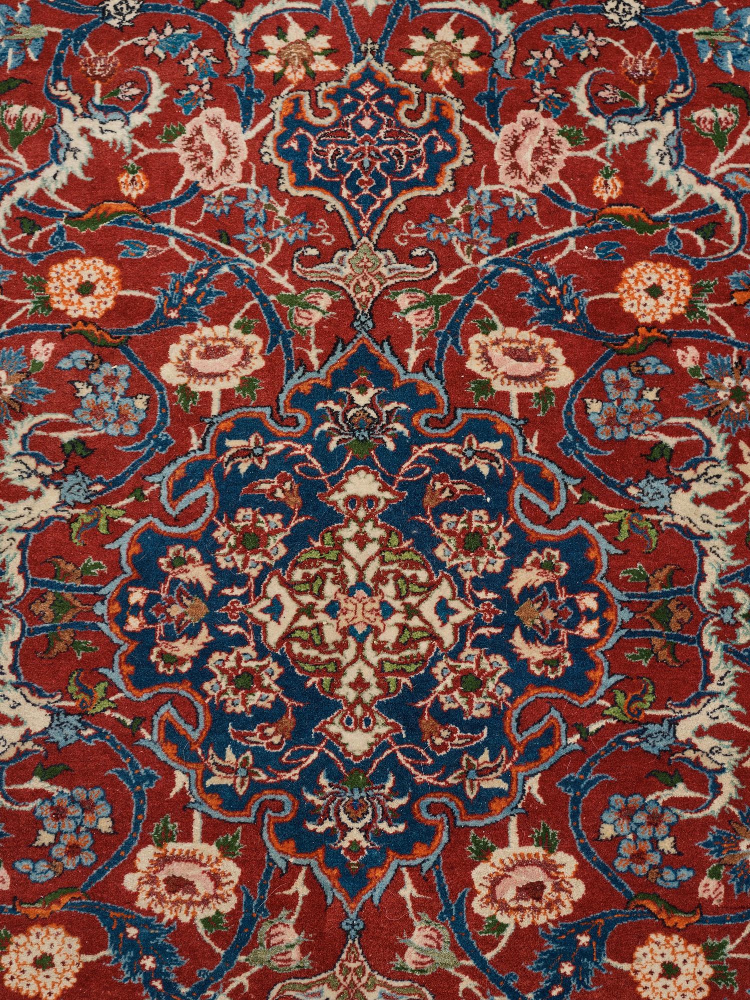 Matto, semi-antique Esfahan, ca 213 x 151 cm (as well as 1-2 cm flat weave at one end).