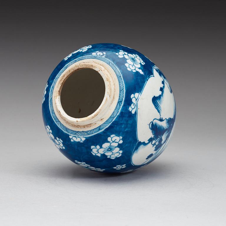 A blue and white "cracked ice" jar, Qing dynasty Kangxi (1662-1722).