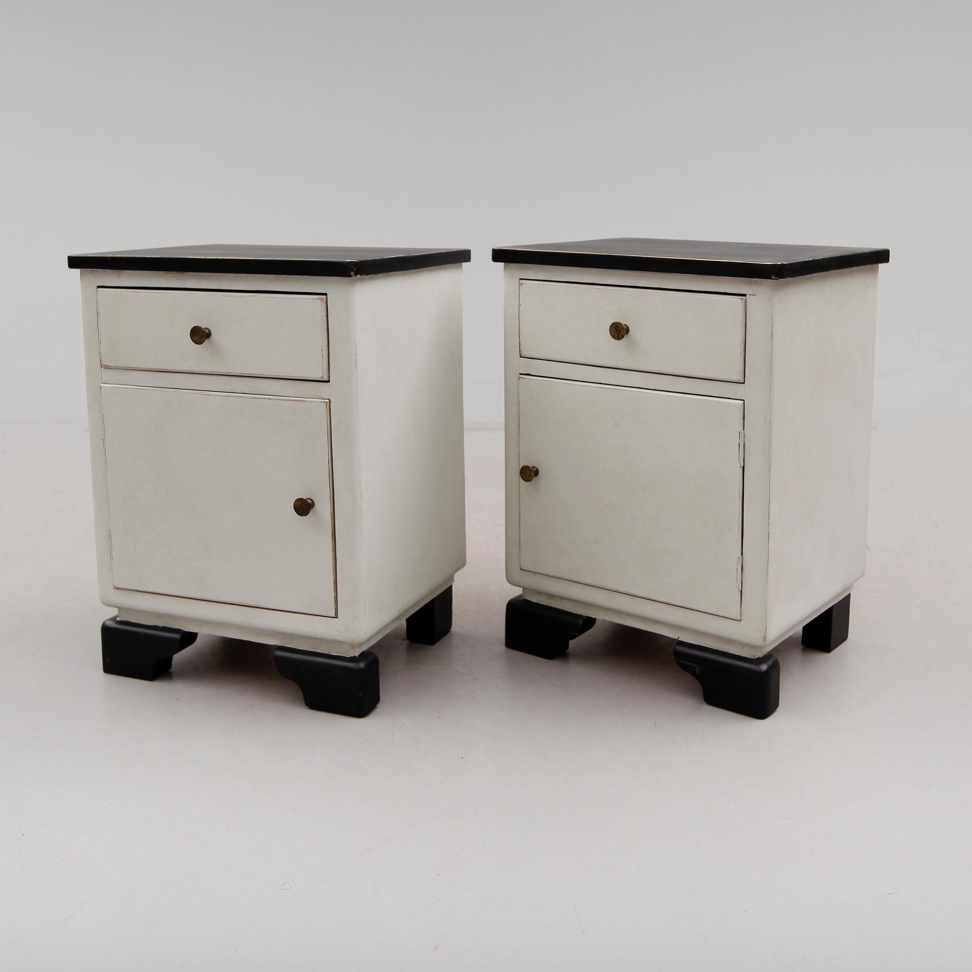 SÄNGBORD, 1 par, 1900-talets första hälft.