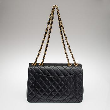 VÄSKA, "Timeless Classic Maxi Flap", Chanel.