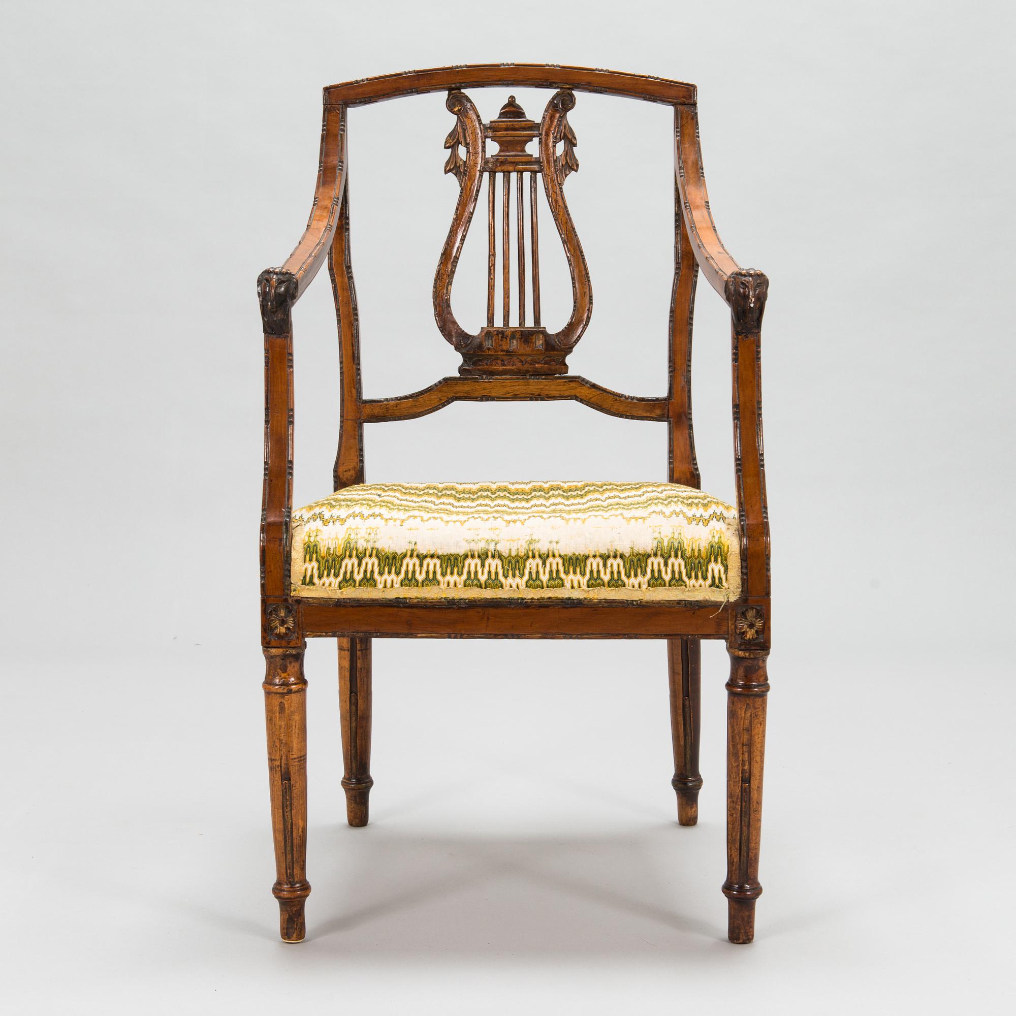 Karmstol, tillhört drottning Viktoria, Solliden, sits med broderi av Gustav V. Sannolikt Italien, 1800-tal.