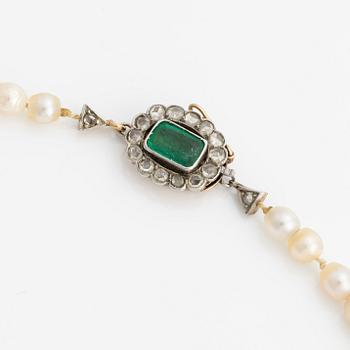 Pärlcollier med doserade pärlor, lås guld med smaragd och rosenslipade diamanter.