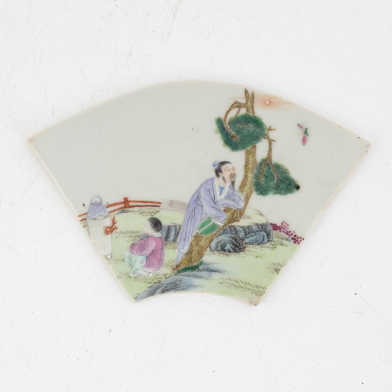 A Chinese famille rose porcelain placque, late Qing dynasty / early 20th century.