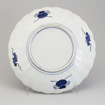 Two Japanese imari dishes, 20th century.