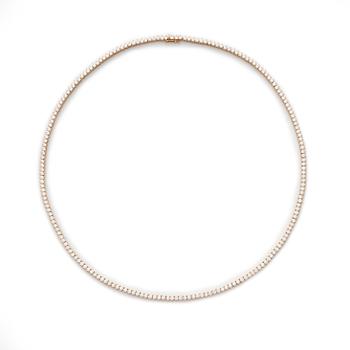 An 18K gold rivière necklace set with round brilliant-cut diamonds.