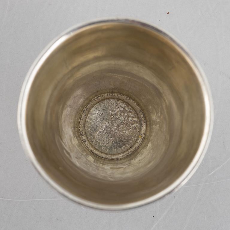 Bägare, silver, Sverige 1700-tal, med kastmynt från Adolf Fredriks kröning.