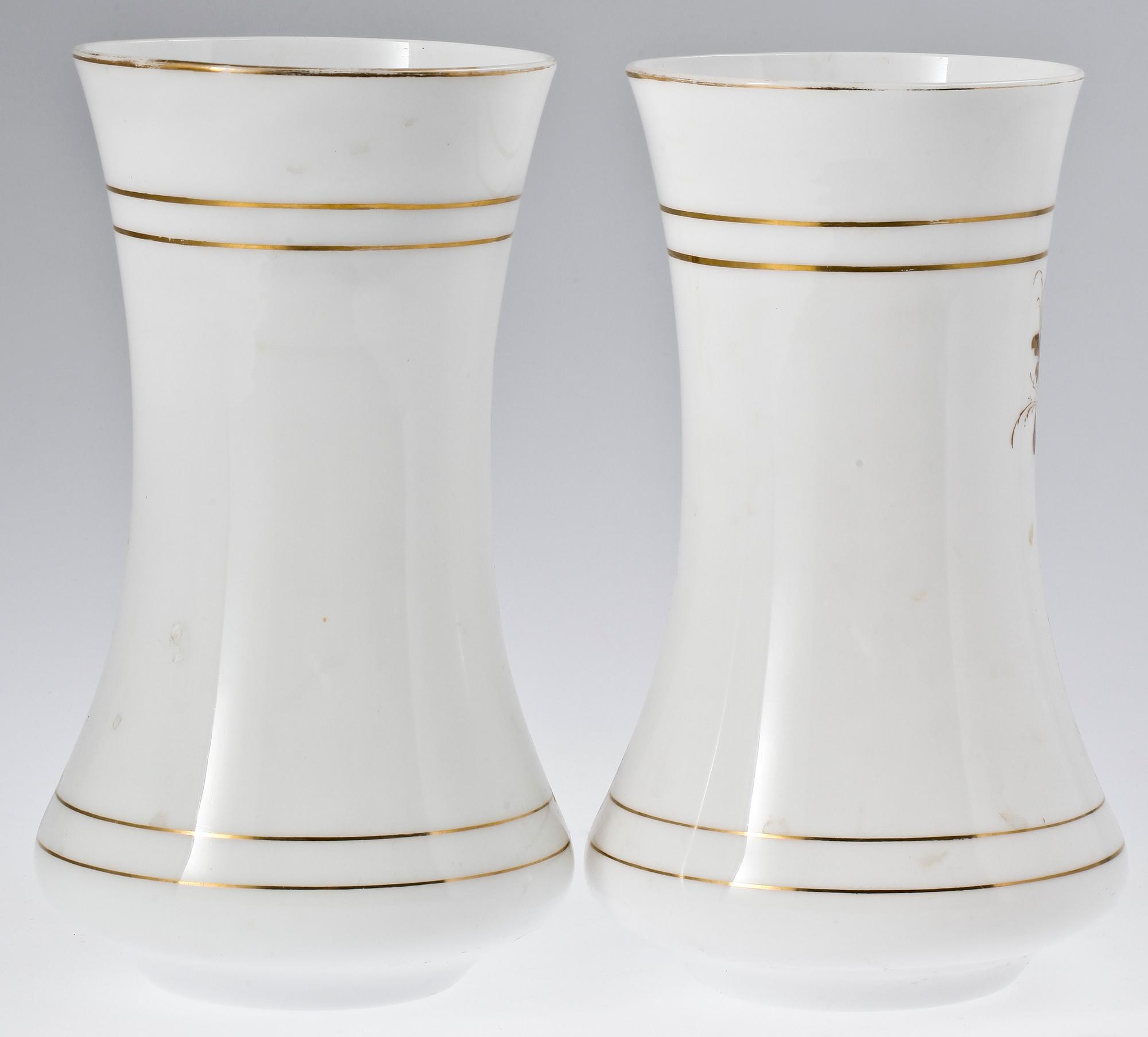 VASER, ett par, opalinglas. 1800/1900-tal.