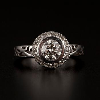 RING, vitguld 14K, briliantslipade diamanter totalt 0,76 ct. (1x 0,60 ct och 16x 0,01ct).