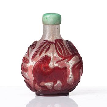 A peking glass snuff bottle with stopper, Qing dynasty, 19th Century.