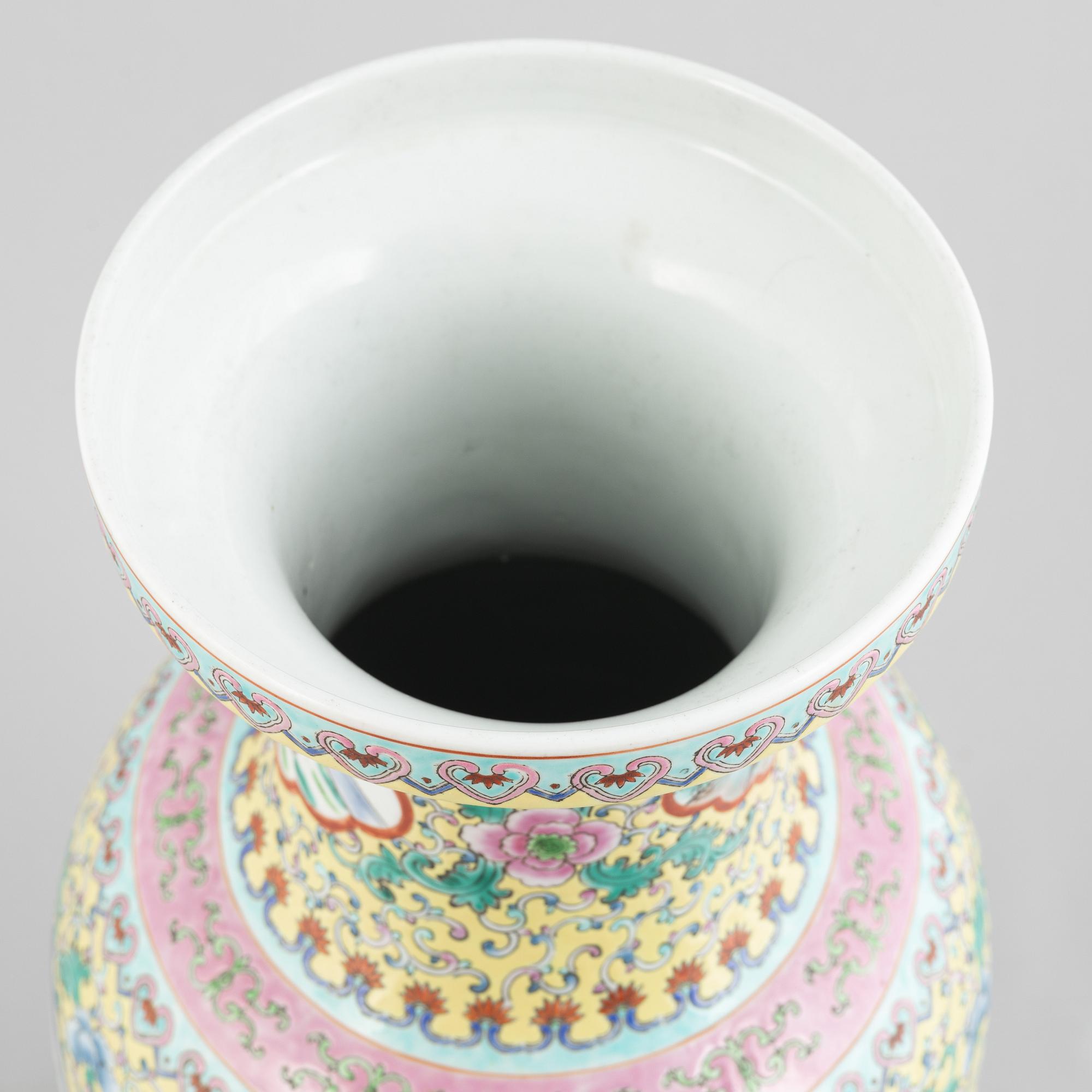 A Chinese porcelain vase, second half of te 20th century.