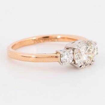 Brilliant-cut diamond three stone ring. GIA-report.