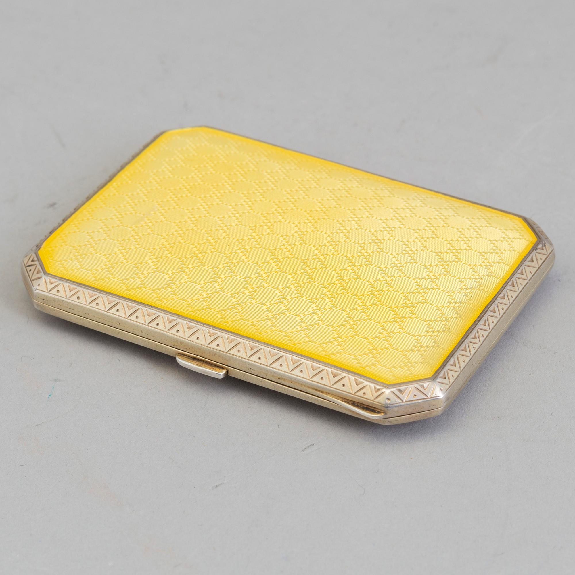 CIGARETTETUI, guillocherad emalj och sterlingsilver, engelska importstämplar, London 1927. Vikt 82 g.