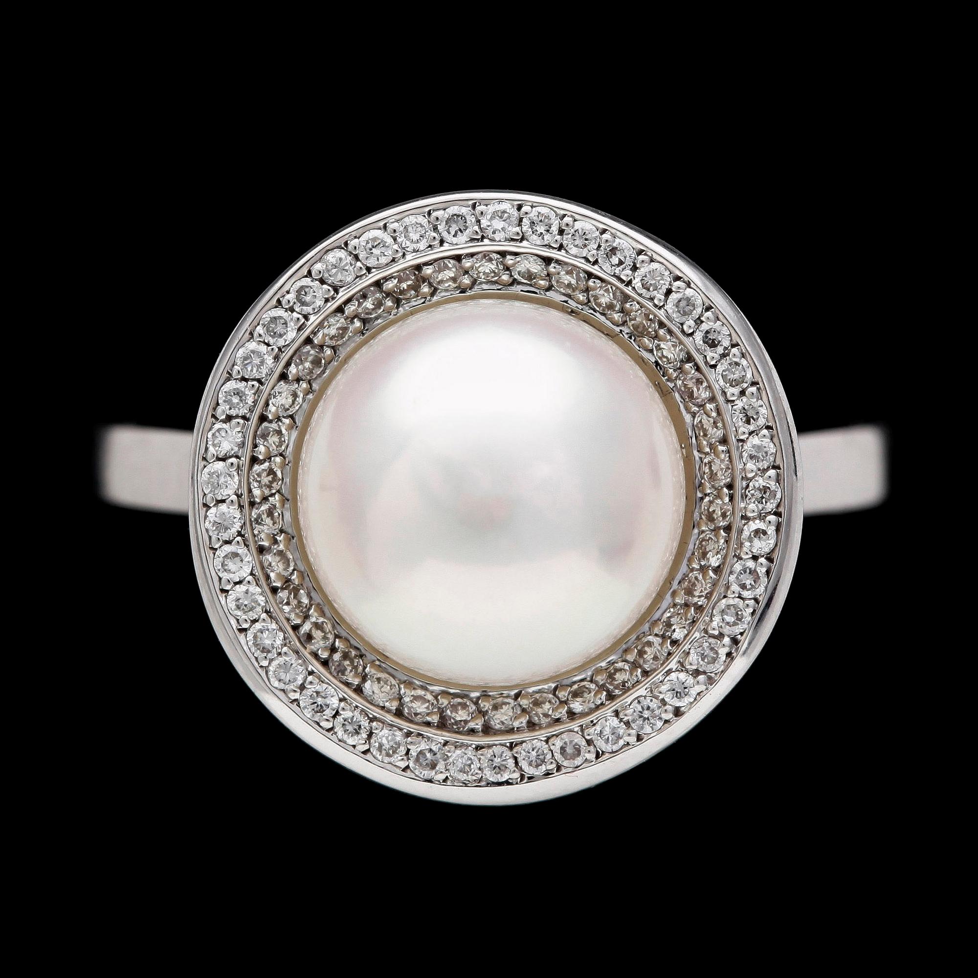RING, odlad pärla med dubbelkrans av små briljantslipade diamanter, tot. ca 0.60 ct.