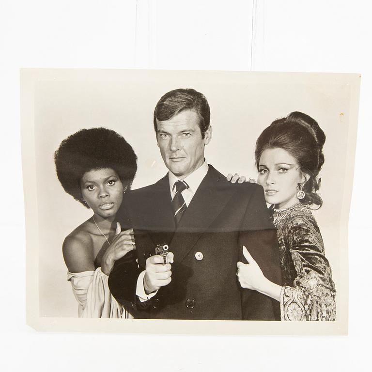 Collector's folder, James Bond, photographs and other clips from, among others, "Dr. No", "Goldfinger", Åskbollen and ot.