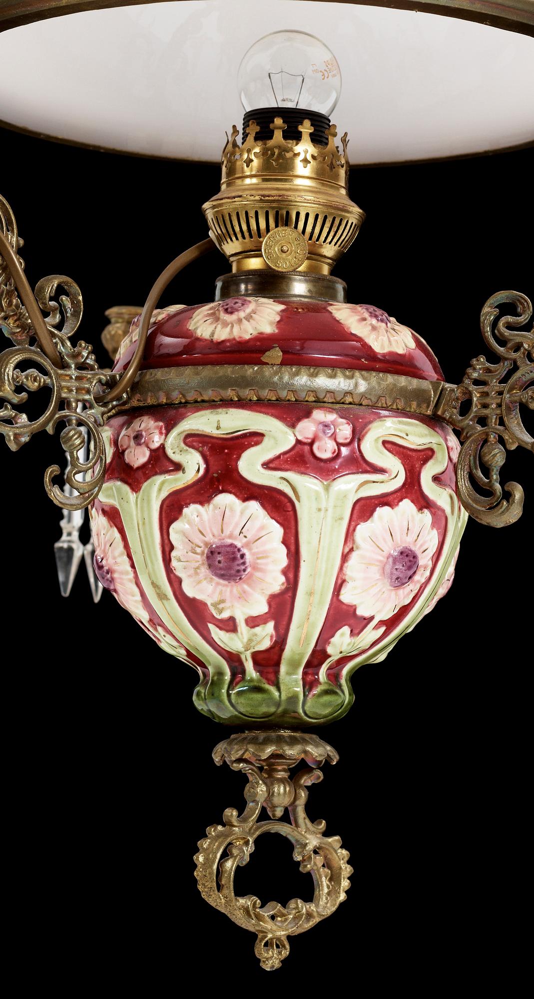 TAKFOTOGENLAMPA, majolika, sekelskiftet 1900. Höjd ca 120 cm.