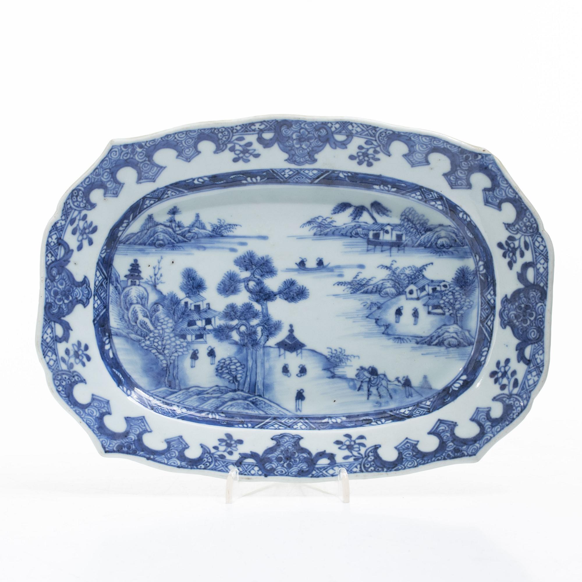 Stekfat, porslin, Kina, Qingdynastin, Qianlong 1736-95.