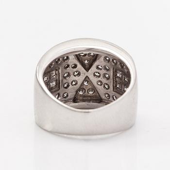 An 18K white gold ring with diamonds ca. 1.00 ct in total.