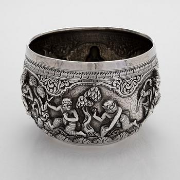 A silver bowl, Tillander import marks, 1983, and a silver snuff bottle.