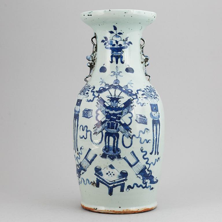 A blue and white floor vase, Qing dynasty, 19th century.