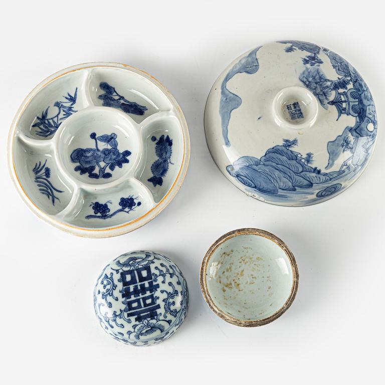 A serving dish, a vase and two lidded bowls, Kina, 18th-19th century.