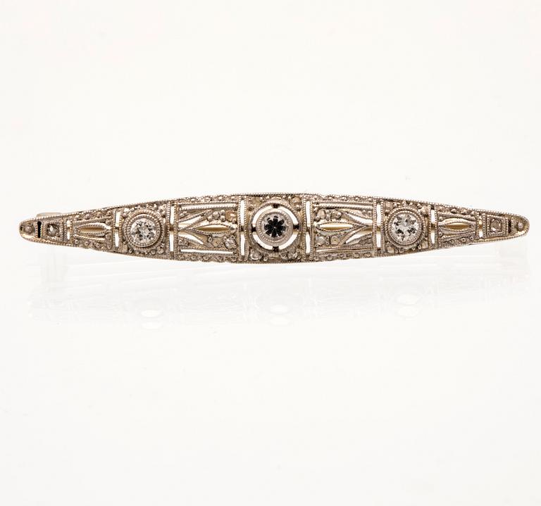 Brooch in 18K white gold with old and rose-cut diamonds.