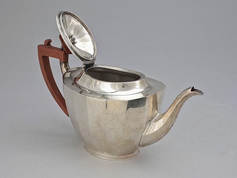TÉKANNA, silver, Mappin & Webb Sheffield, England, 1929-30. Tot vikt ca 560 gram.