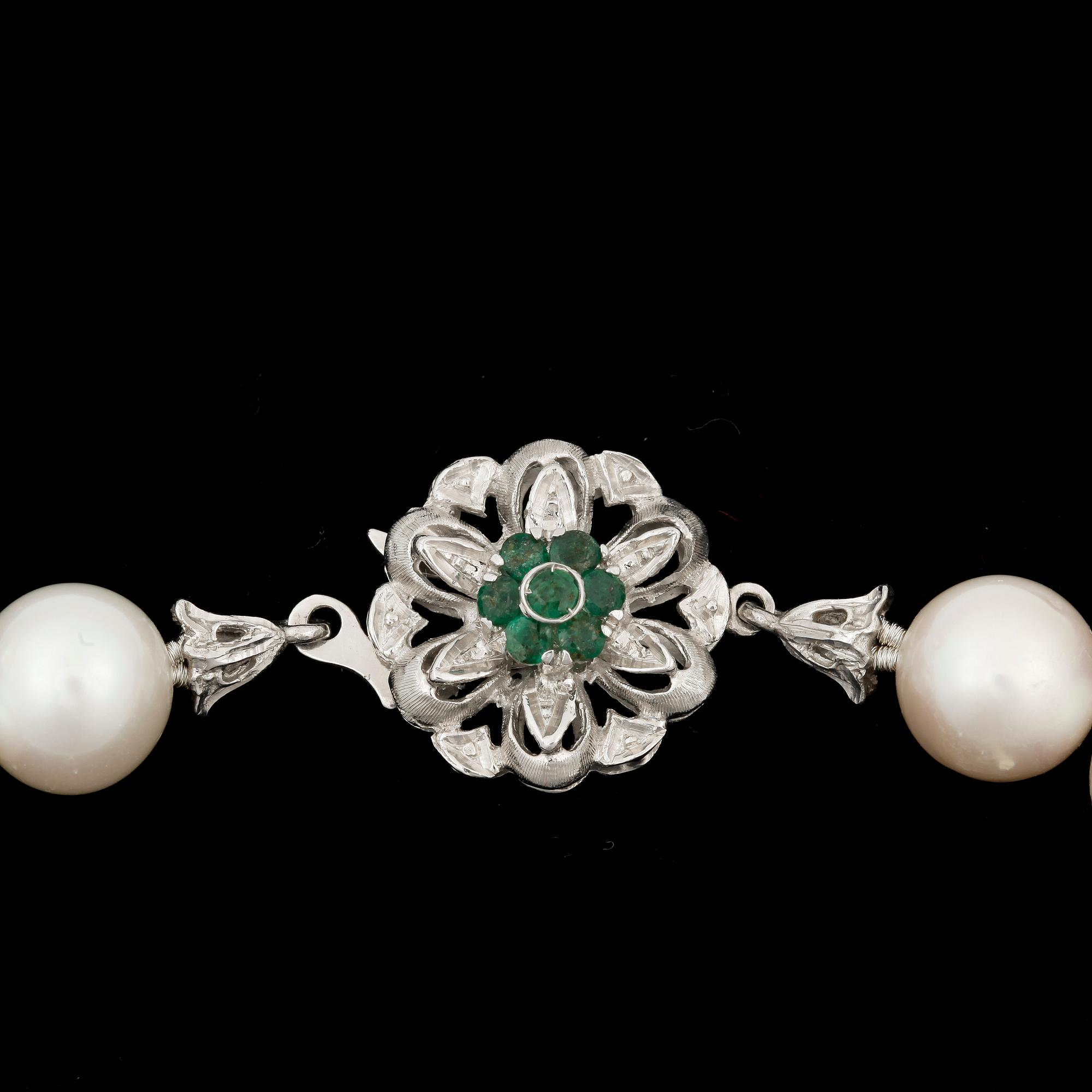 PÄRLCOLLIER, odlade  pärlor, lås 18 k vitguld med smaragder.