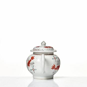 Tekannor, två stycken, kompaniporslin. Qingdynastin, Qianlong (1736-95).