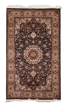 MATTA, Hereke med silke. Ca 156 x 93.