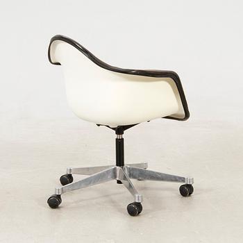 Charles & Ray Eames, fåtölj PACC Vitra 1900-talets andra hälft.