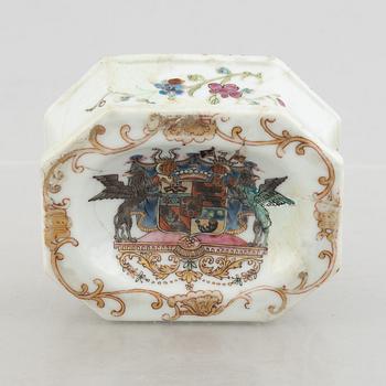 An armorial export porcelain salt cellar, China, Qianlong (1736-95).