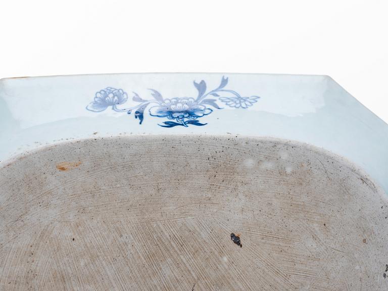 A blue and whiteChinese Export serving dish, Qing dynasty, Qianlong (1736-95).