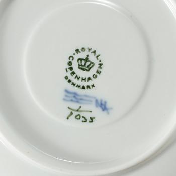 SERVISPORSLIN, 16 st, porslin, "Musselmalet", Royal Copenhagen, 1900-talets andra hälft.