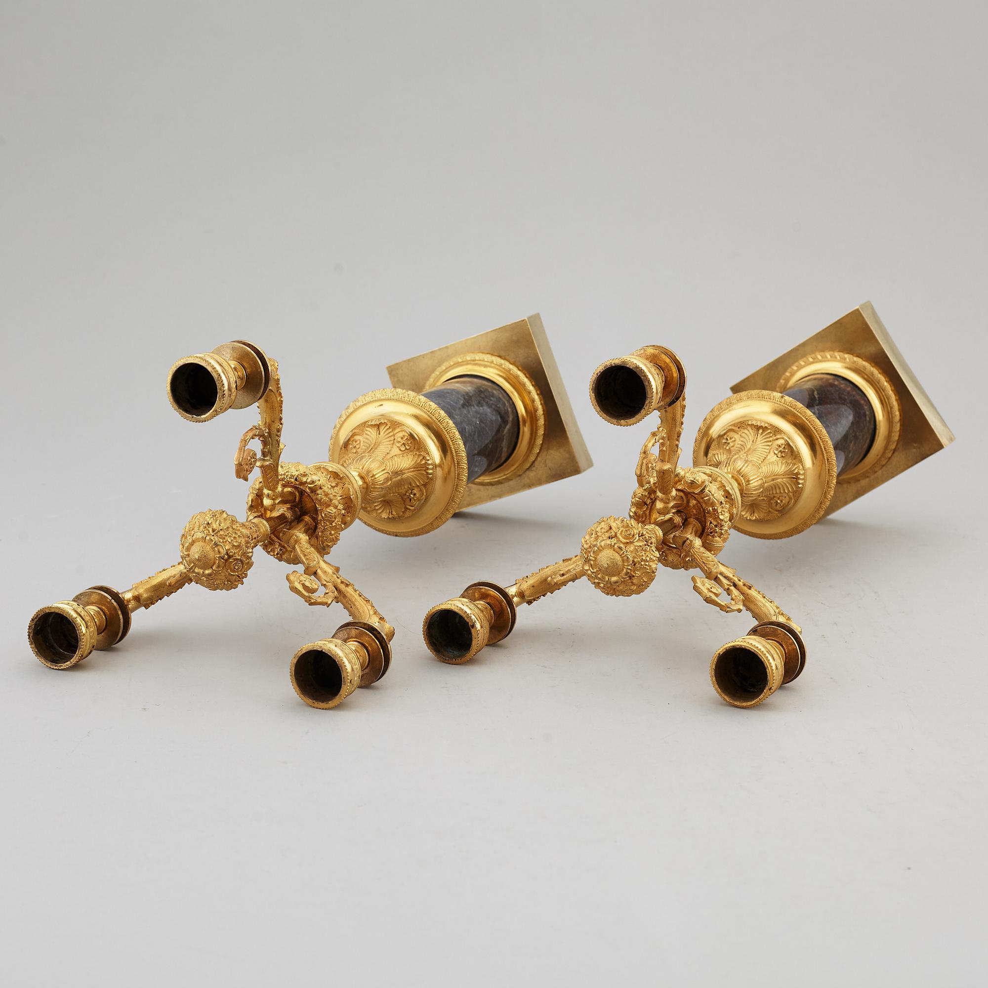 KANDELABRAR, ett par, förgylld brons och marmor, 1800-talets första hälft.