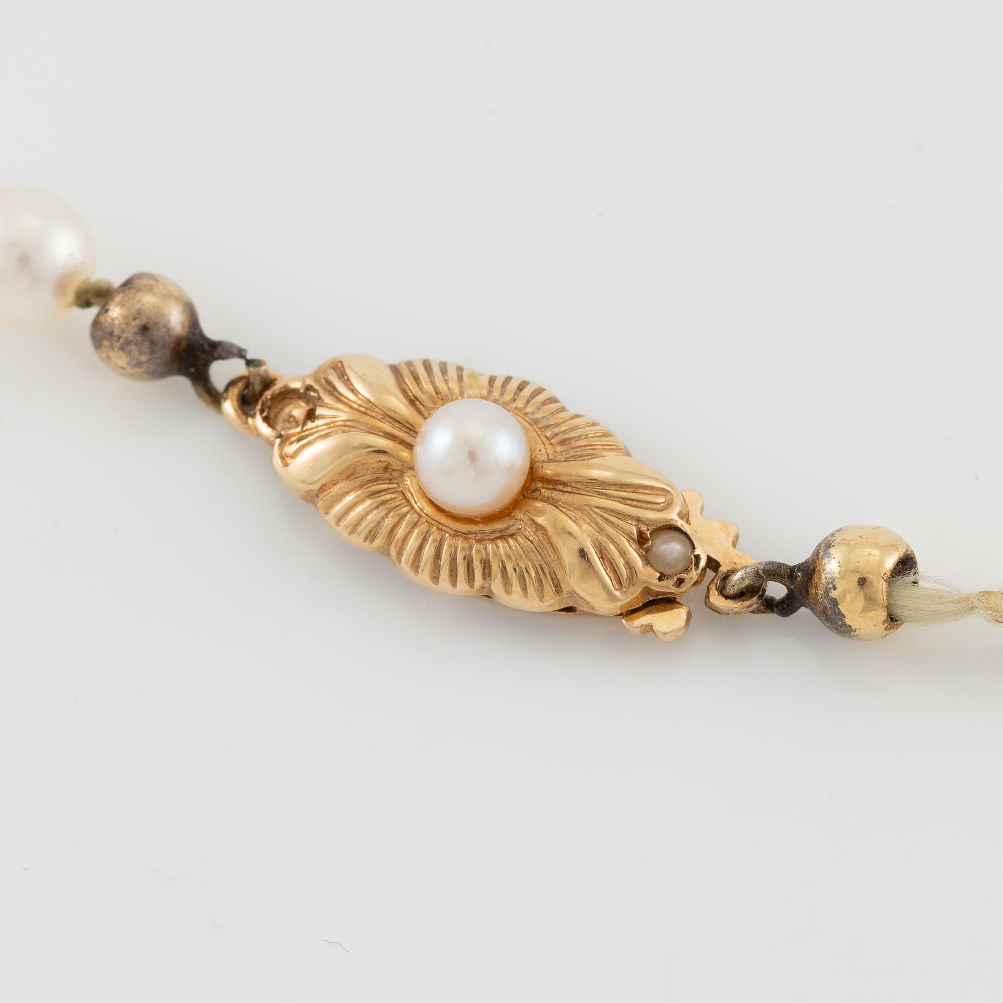Necklace with graduated cultured pearls, clasp 18K gold.
