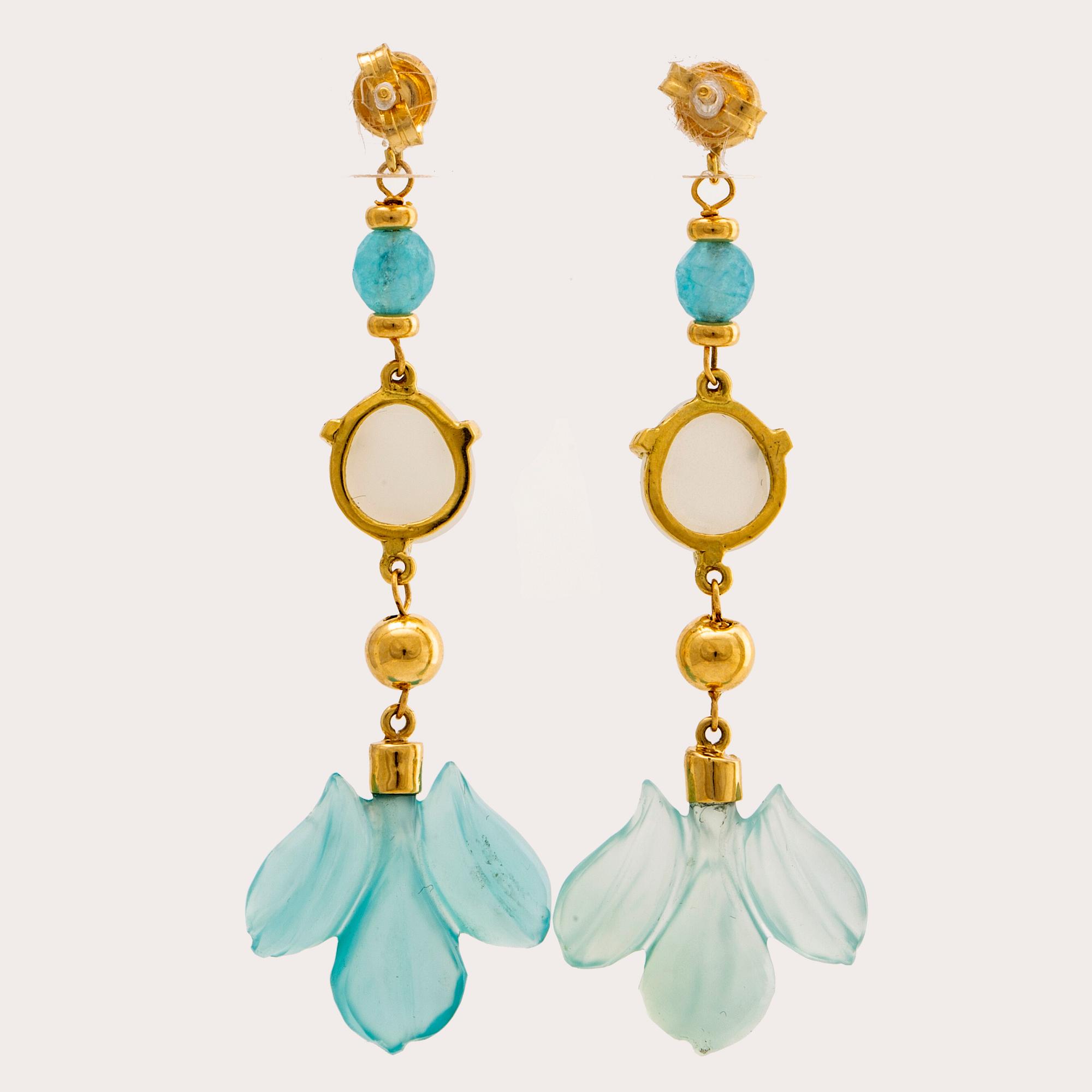 EARRINGS 18K gold and chalcedony, length approx 6 cm.