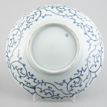 Skålar, två stycken, samt fat, porslin. Japan, Meiji (1898-1912).