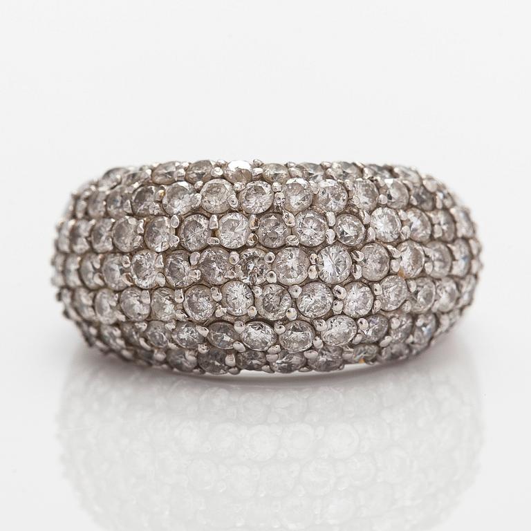 Ring, bombé, 18K vitguld och diamanter ca 2.00 ct tot enligt gravyr.