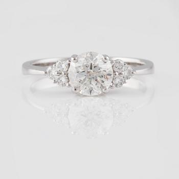 RING, 18K vitguld med briljantslipad diamant ca 0.97 ct och små briljantslipade diamanter ca 0.16 ct. Vikt 2,6 gram.