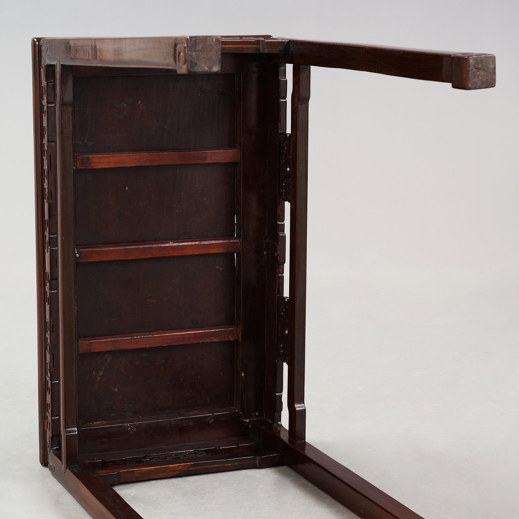 ALTARBORD, hardwood. Troligen sen Qingdynasti.