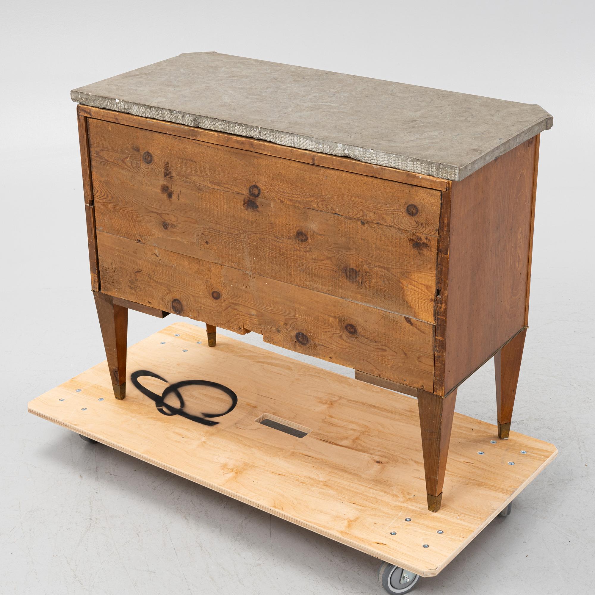Chest of drawers, Gustavian style, first half of the 19th century.