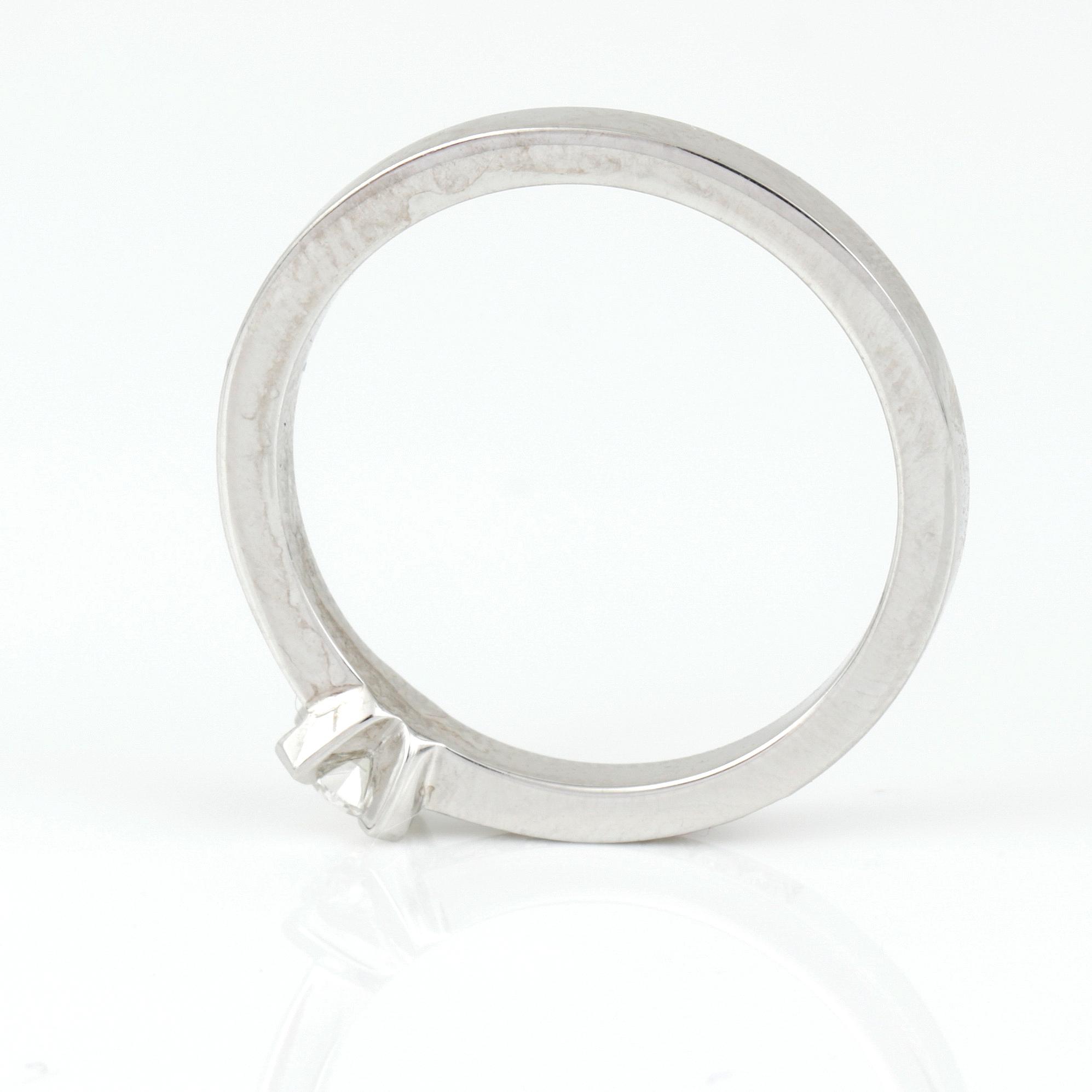 RING, 14K vitguld med briljantslipade diamanter, tot ca 0,32 ct. Vikt 3,20 g.