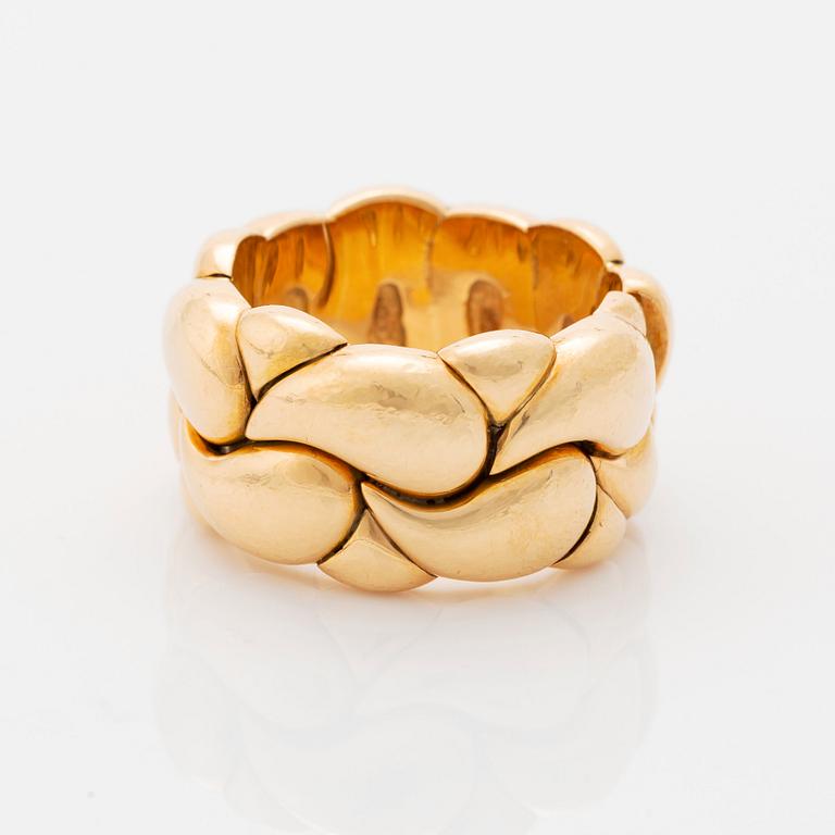 An 18K gold Chopard "Casmir" ring.