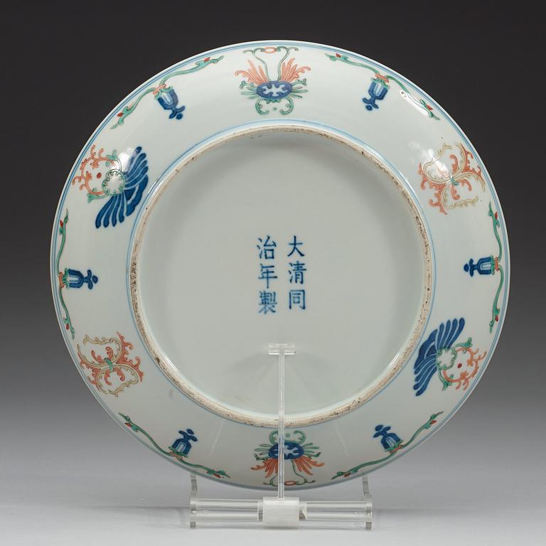 A wucai dish, Qing dynasty with Tongzhis six character mark and period (1862-74).